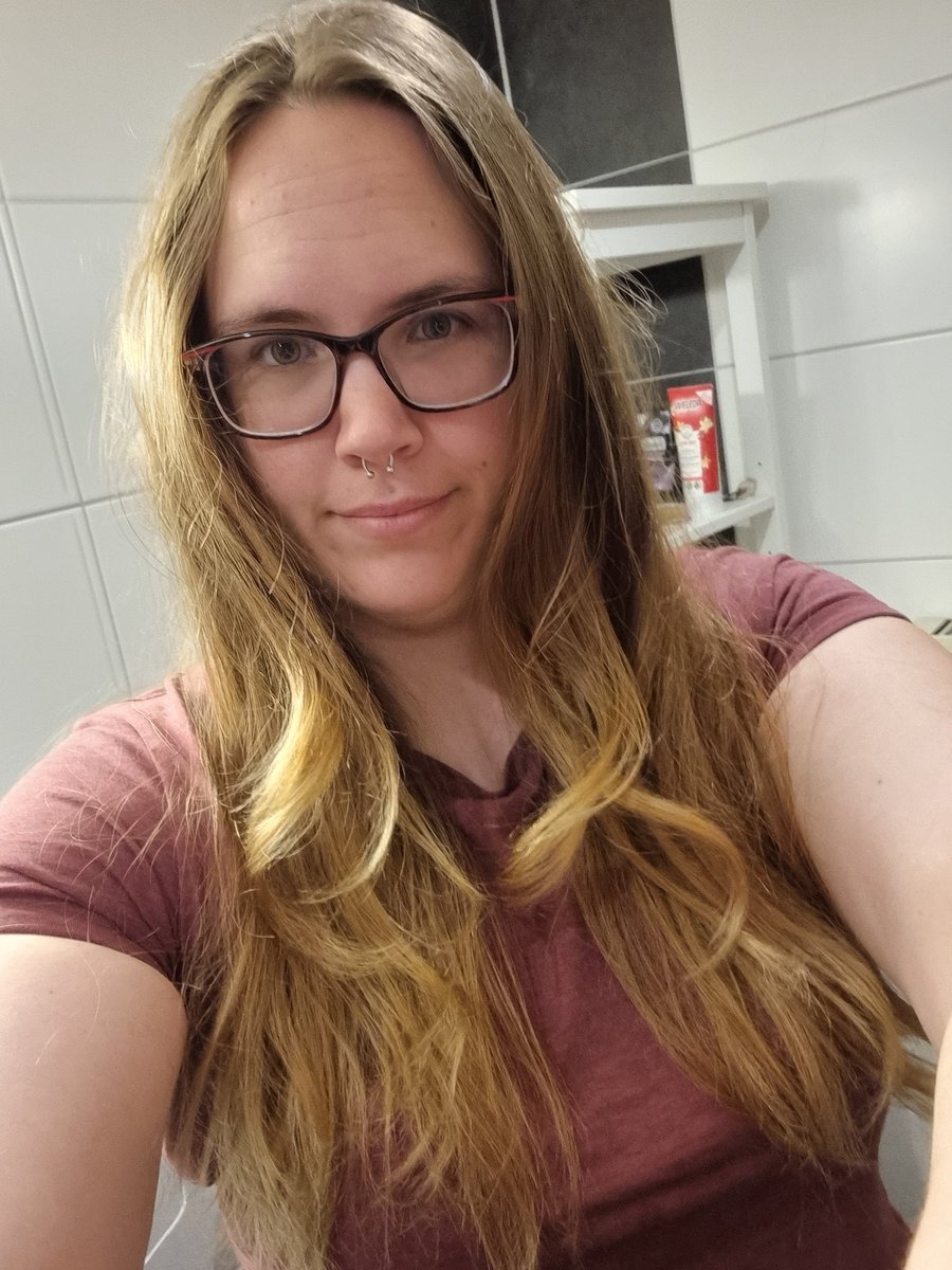 Jeder Hobbit hat Locken... ich wohl nicht. 😂 1. Versuch gescheitert. 😅 Naja, drei Tage hab ich ja noch.

#hobbitcon #bogenwald