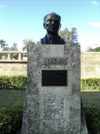 Fidel Castro, che guavara gibi bir adamla ne zafer kazandı. Atatürk büstünü Küba’ya inşa eden fidel’dir.  Bizde ölümüne Atatürk sevdalıyız. Ah cahil arkadaşlarım benim. İnsan da az utanma duygusu olur :)