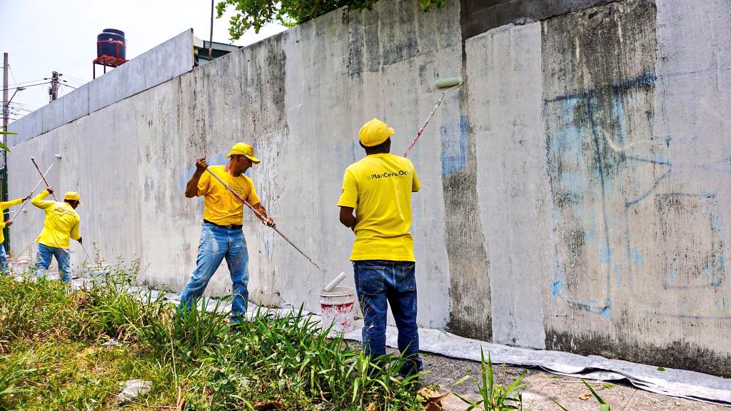 OsirisLunaMeza's tweet photo. Seguimos limpiando las calles de los últimos grafitis que aún quedan de pandillas.

Con el Gobierno del Presidente @nayibbukele 🇸🇻 El Salvador está quedando libre de terroristas.

La #GuerraContraPandillas NO se detiene.

📍Urbanización Nuevo Lourdes, Colón, La Libertad. https://t.co/57yNp3vhGy