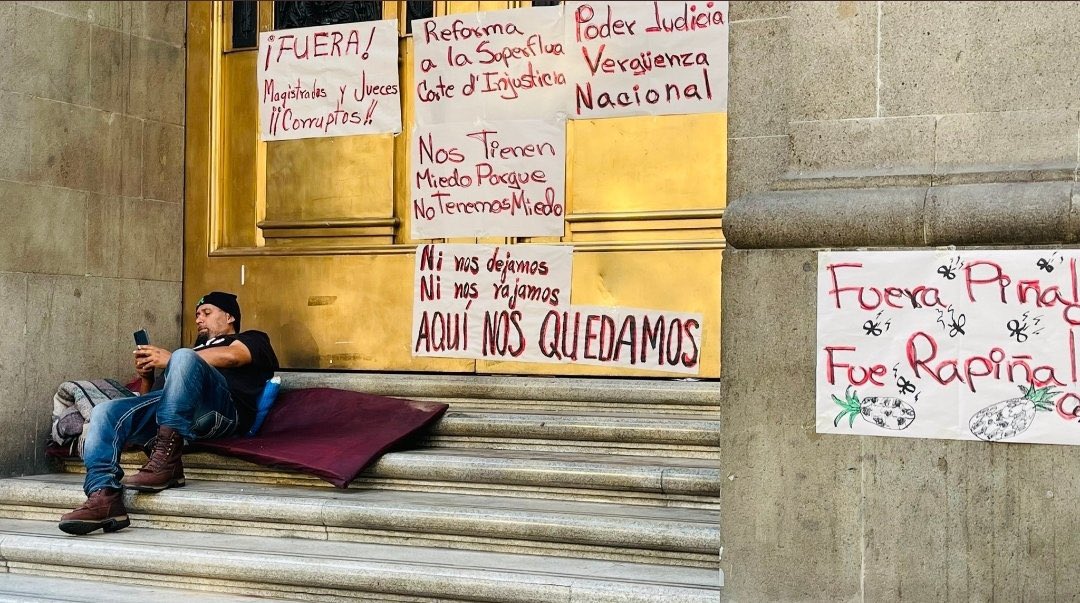 CarlosTorresF_'s tweet photo. Los porros violentos que amenazan a los ministros de la SCJN que ayer fueron repudiados y huyeron frente al rechazo social, hoy ya están otra vez instalados.

Fotos de @71JRamon https://t.co/D7lf0MAdiK