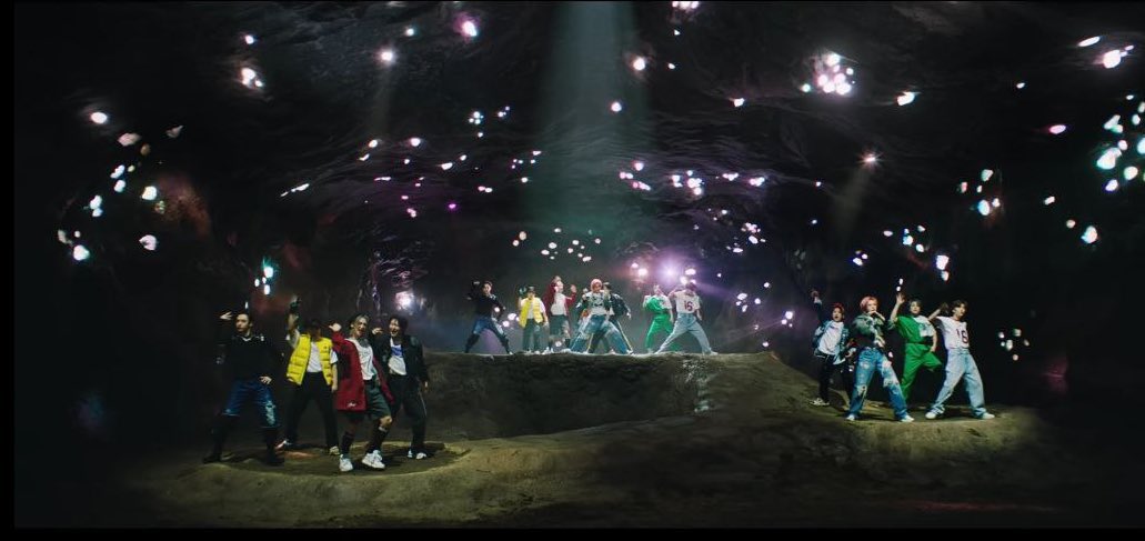 1linosaurus's tweet photo. они в пещере?? с просветами? их аутфиты сразу привлекают внимание и цвета так классно сочетаются 

локации и костюмы правда очень красивые 

S-CLASS MV TEASER 1
#S_Class_MVTeaser1
#5_STAR_In4Days
#S_Class #StrayKids
@Stray_Kids https://t.co/ZVZPEZd6Ko
