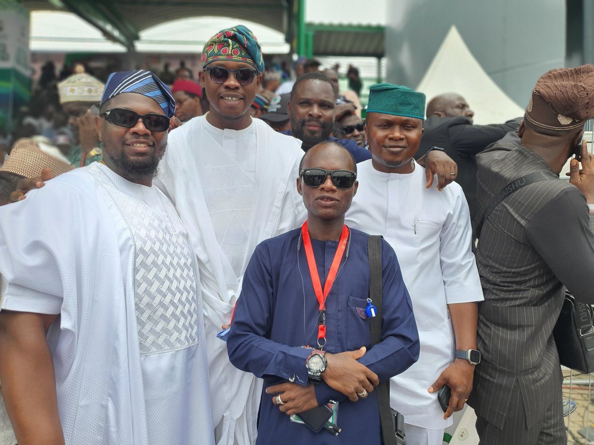 A few pictures from earlier today #InaugurationDay #RenewedHope 🇳🇬