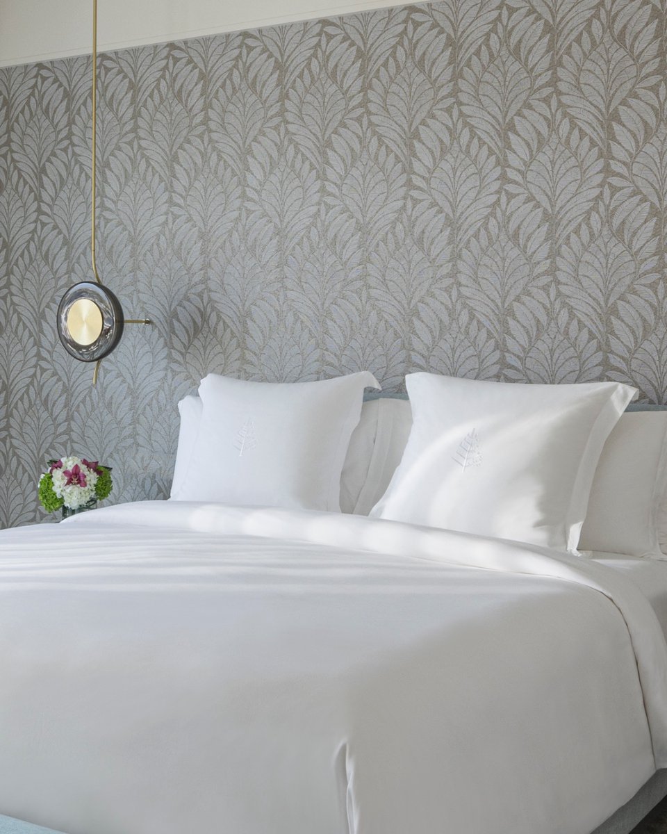 FSDubai's tweet image. There is nothing like natural daylight streaming through your suite window to greet a new morning. Welcome to our refreshed suites at @FSDubai.

#FourSeasons #FSDubai #SuiteInStyle #JumeirahBeach