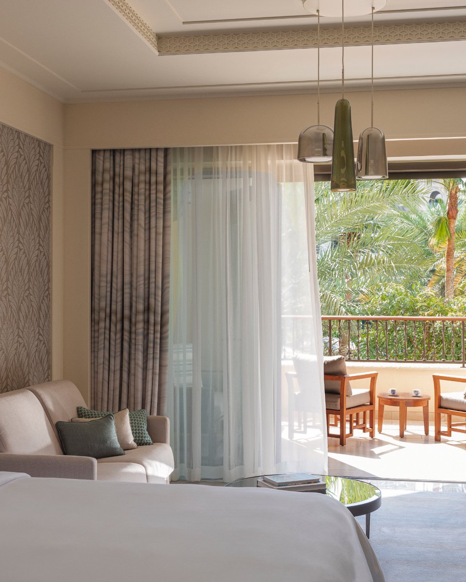 FSDubai's tweet image. There is nothing like natural daylight streaming through your suite window to greet a new morning. Welcome to our refreshed suites at @FSDubai.

#FourSeasons #FSDubai #SuiteInStyle #JumeirahBeach
