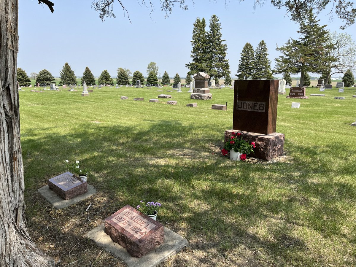 JonesManzer's tweet image. Grateful for ancestors laying foundation to think carefully about what kind of world 🗺️ will be livable for everyone.