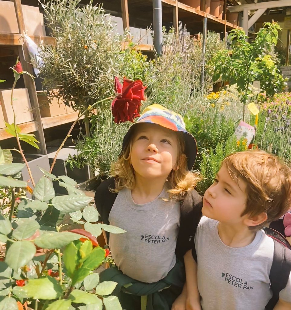 EscPeterPan21's tweet photo. #I4๐ went to #JarclosGarden to round up their #PerfumeProject. They walked around the garden observing and smelling different aromatic plants in order to choose two different flowers to take back to school and make their own perfumes. ๐๐ธ๐ผ
#LearningToFly
#EscolaPeterPan https://t.co/w2lQYNvYX6