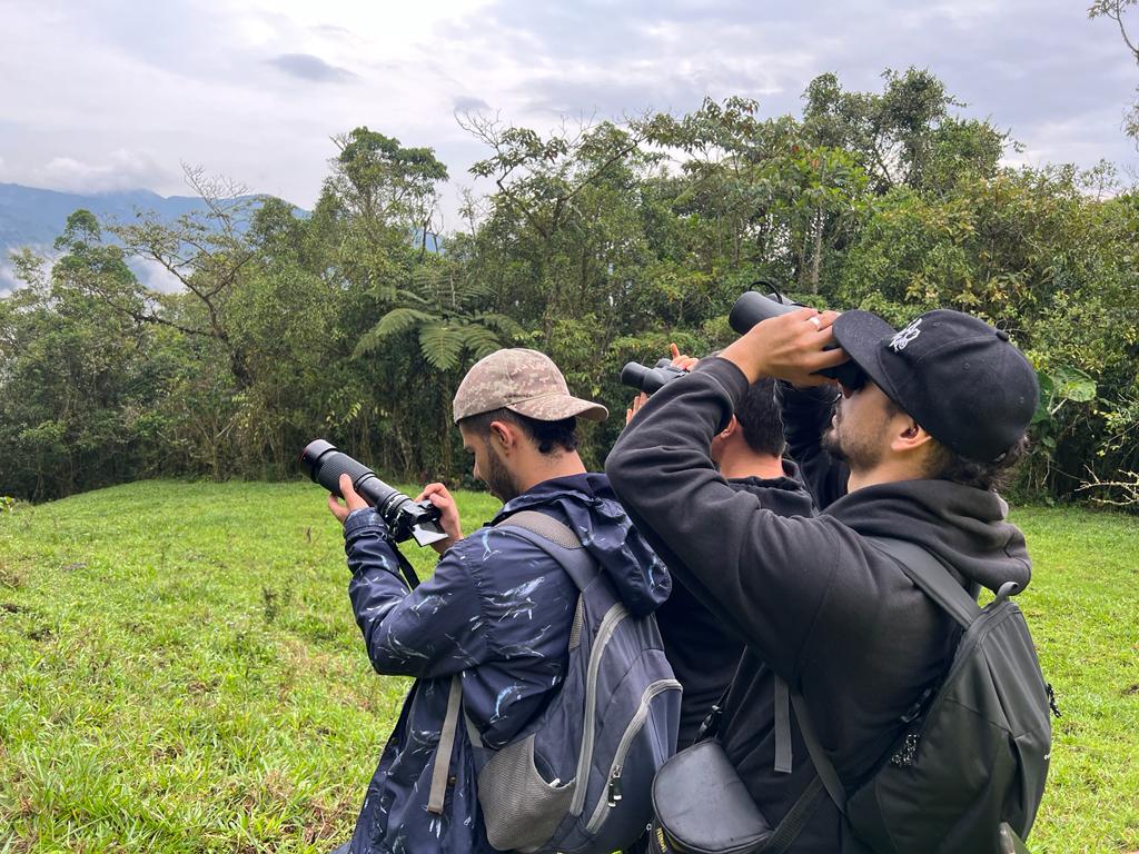 Collective_Col's tweet photo. 🦜📷 | Este año se conformó el Club de Avistamiento de Aves en #Supía, compuesto por 15 jóvenes de la vereda Hojas Anchas. Su primera labor fue sumarse al #GlobalBigDay, en donde se registraron 563 especies de aves a nivel departamental, 50 de ellas avistadas en el Cerro Viringo. https://t.co/wEWDhs2kdu