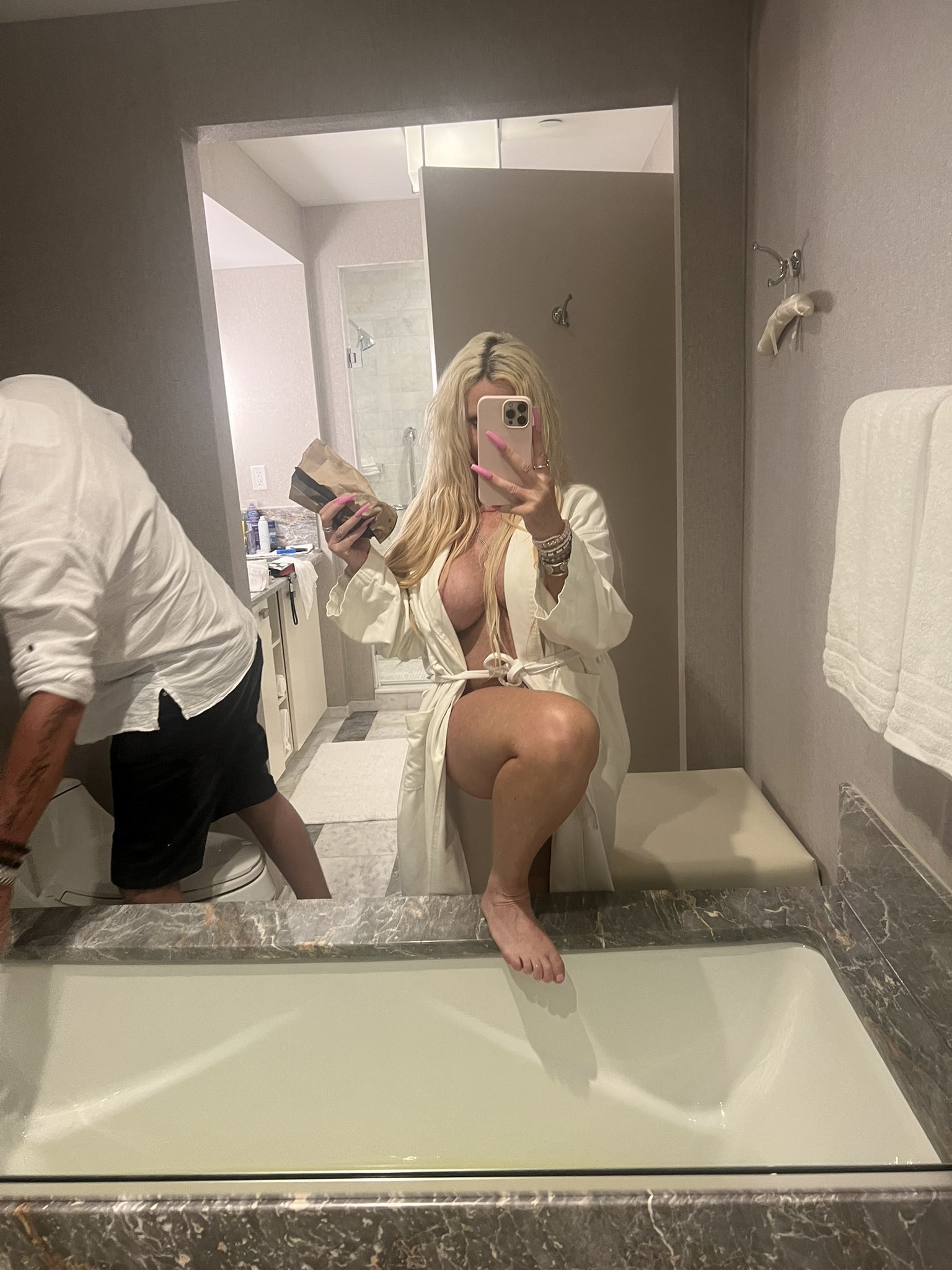 I’m staying at this amazing hotel but the bath just won’t work so I called down to ask for assistance https://t.co/pv3Cv5zPMk