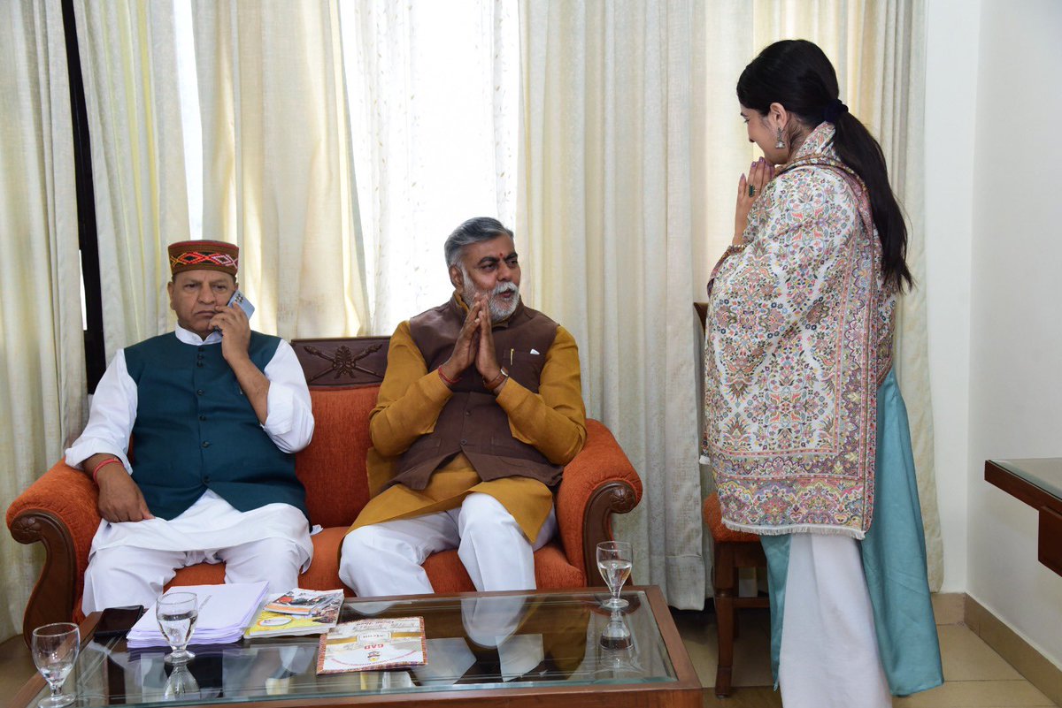 आज शिमला पहुँचने पर केंद्रीय राज्य जल शक्ति एवं खाद्य प्रसंस्करण उद्योग मंत्री श्री  <a href="/prahladspatel/">Prahlad Singh Patel ( वृक्ष से जल, जल से जीवन)</a> जी  से  भेंट कर आशीर्वाद लिया और उनका स्वागत अभिनंदन किया। 

आपके स्नेह ,आशीर्वाद के लिए आभार प्रह्लाद पटेल जी 🙏🏻