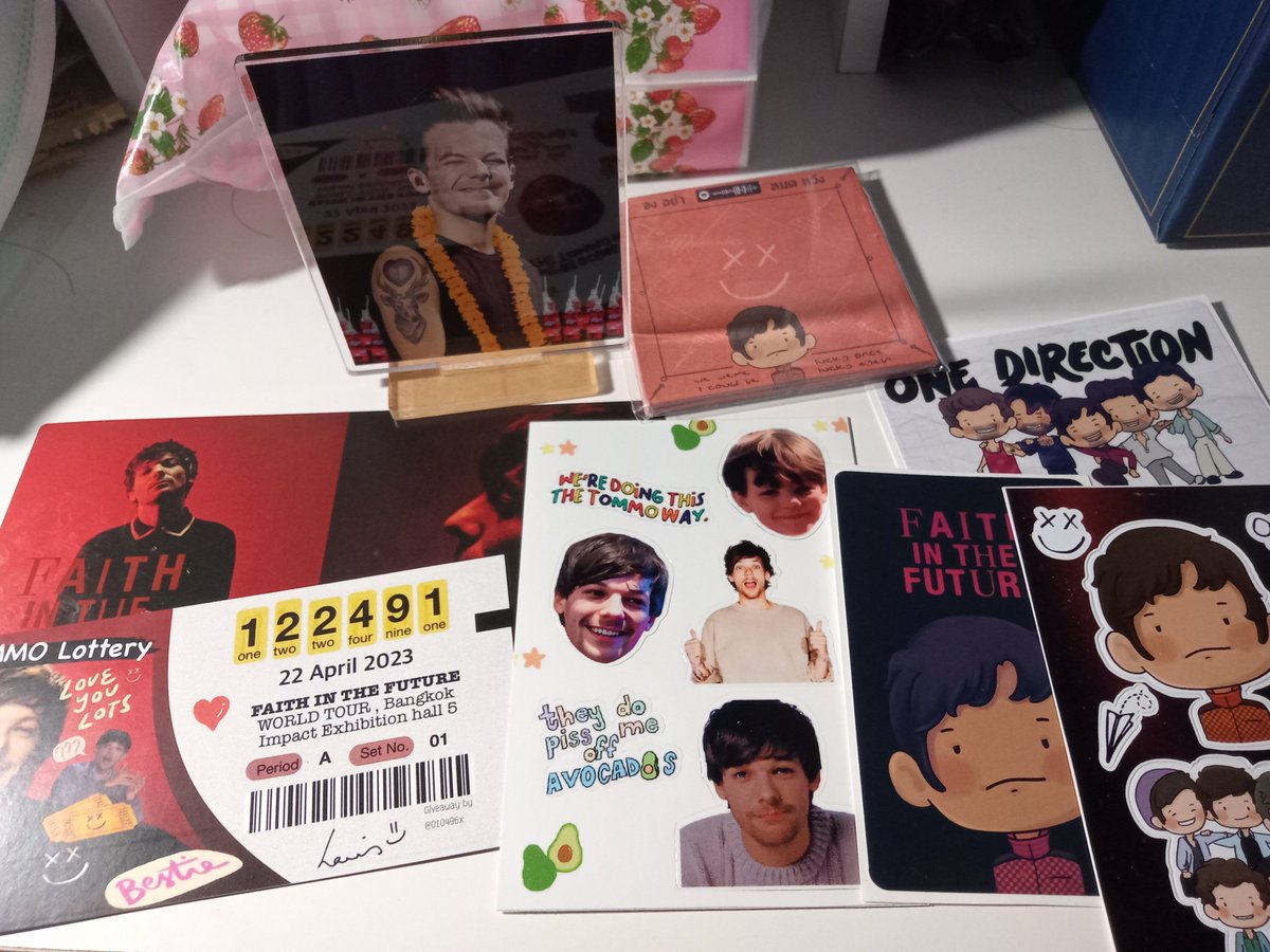 GRsthirteen's tweet image. ได้รับกอว.จาก @LouisProject_TH แล้วนะคะ น่ารักมากๆเลย🫶🏻

แสตนดี้กับยันต์ขลังมาก เหมาะแก่การบูชามากค่ะ @LouisT91_Thai 🙏🏻

รอคอยคอนอย่างมีความหวัง หวังว่าในอนาคตจะได้เป็นส่วนหนึ่งในคอนเสิร์ตของลูอีในประเทศไทยค่ะ 🥰✨
#FAITHINTHEFUTUREWORLDBKK #LouisTomlinsonTH2023