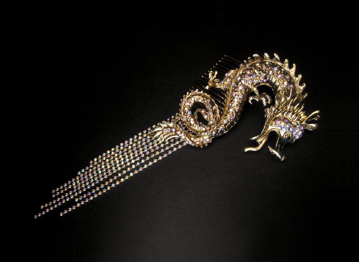 NINARAICOUTURE's tweet photo. CHINESE DRAGON GOLD CRYSTAL TASSEL HAIR SLIDE. https://t.co/JHePW3dFFe