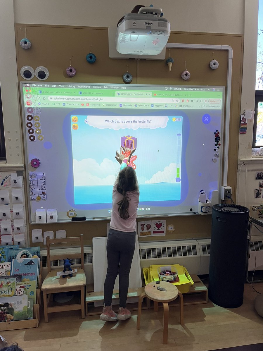 showyoulearn's tweet photo. Which box is above the butterfly? We are learning positions words in English &amp; French. Above=sure / Under=sous / In front=en avant / Behind=en arrière &amp; Besides=à côté. #kindermath #splashlearn @mlle_bailey @GEDSB https://t.co/N3YybWIknh