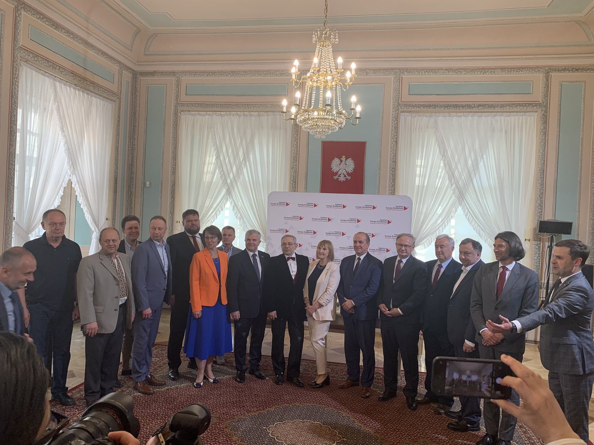 TerezaANovotna's tweet photo. Great to participate in the opening of #LublinCentralEuropeForum #LCEF & signing ceremony of cooperation btw research institutes from 🇵🇱🇺🇦🇱🇹 within #LublinTriangle format. Moving present from 🇺🇦 - a copy of maiolica rooster from #Borodianka .Look forward to tomorrow’s sessions! https://t.co/fyQLl3ZIiY