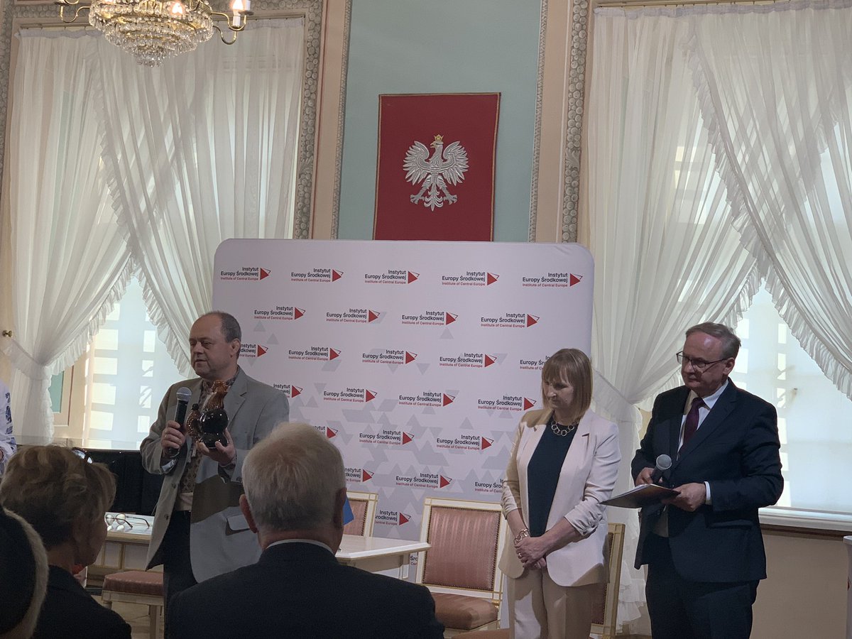 TerezaANovotna's tweet photo. Great to participate in the opening of #LublinCentralEuropeForum #LCEF & signing ceremony of cooperation btw research institutes from 🇵🇱🇺🇦🇱🇹 within #LublinTriangle format. Moving present from 🇺🇦 - a copy of maiolica rooster from #Borodianka .Look forward to tomorrow’s sessions! https://t.co/fyQLl3ZIiY