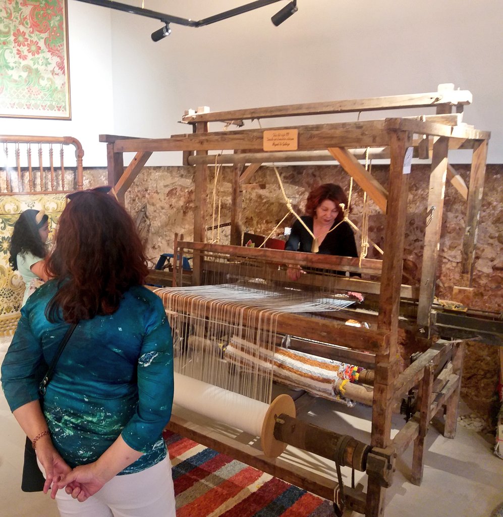 inma_turismo's tweet photo. 👉Demostración Artesanal, en la Casa del Artesano #Lorca en la visita guiada de @lorcaturismo_es :
" Lorca Artesana "
▶️Tejeduría de Jarapa en un Telar del Siglo XIX. Juana Carrillo.
#VisitaLorca
#ComparteLorca
#Artesanía
#jarapas #Telar
#Regiondemurcia https://t.co/K8SNuibhfg