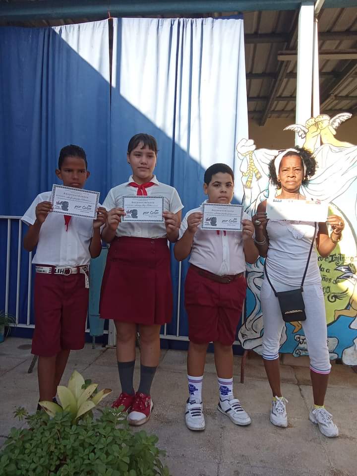 EFpais's tweet photo. Reconocimiento alumnos y trabajadores por su destacada participación en los procesos  eleccionarios 2022-2023 #educremedios #SomosContinuidad #vcprovincial #fariñaestevez #coralia_saez #curbelo_asley https://t.co/2auNmox4jB