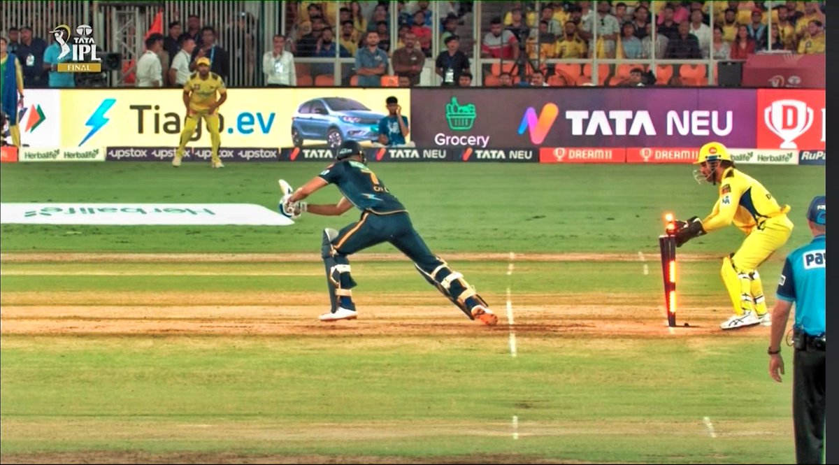 Shubman Gill அப்படி ஓரமாக நில். 

MS Dhoni That's lightining Fast.🔥

Reaction time - 0.1 seconds.

#MSDhoni𓃵