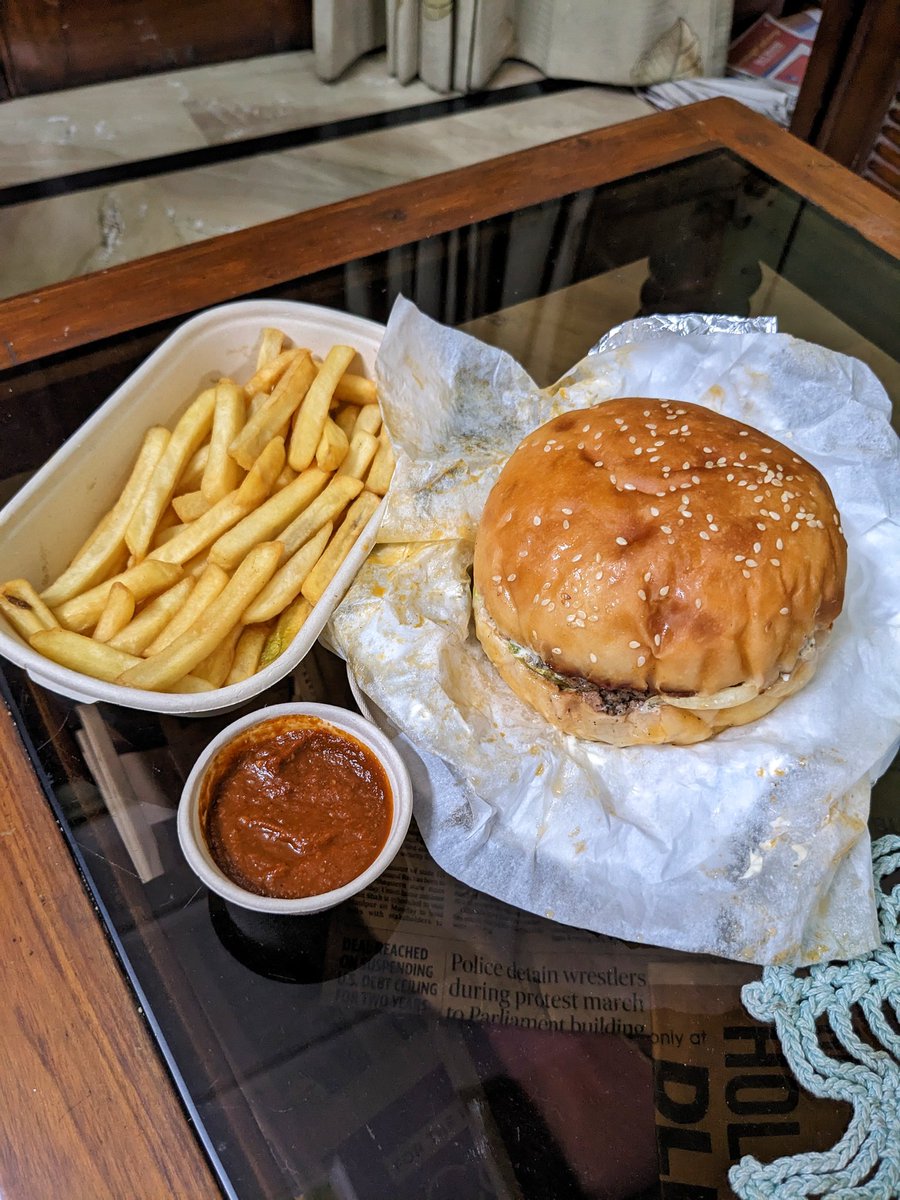 citizenkamath's tweet photo. Monday hai toh kya! Had a beautiful Spiced Lamb Burger for dinner with some Fries 🍔 🍟 😋

#CitizenKamath #SaltPepperFoodGuide #dinnertime https://t.co/2gVaRJEbIm