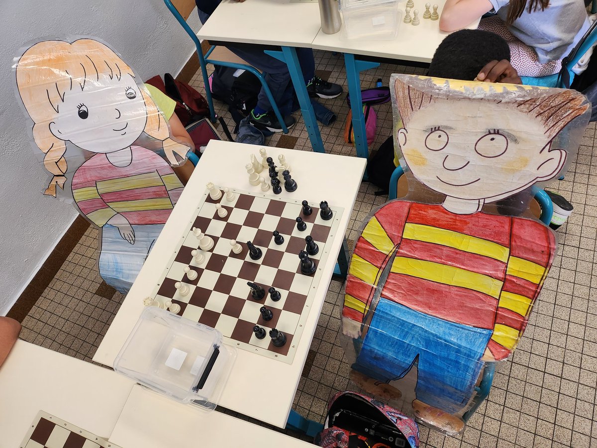 #AplatiTour#Voyage6@AplatiTour  Clément et Clémentine sont arrivés vendredi midi dans notre classe.  Ils ont raté la visite du musée Pissarro mais ont joué aux échecs avec nous!