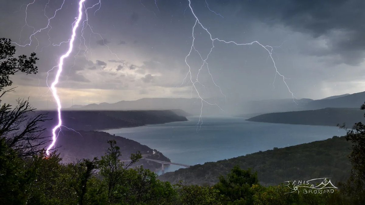 A close range #lightning strike (500 m) in Lac de Sainte-Croix, #France by Janis Brossard. Taken on May 28, 2023  ⚡ Follow  for more #storms from around the world

#wxtwitter @MikeOlbinski @spann @JimCantore @ReedTimmerAccu @StormHour @ThePhotoHour @KeraunosObs