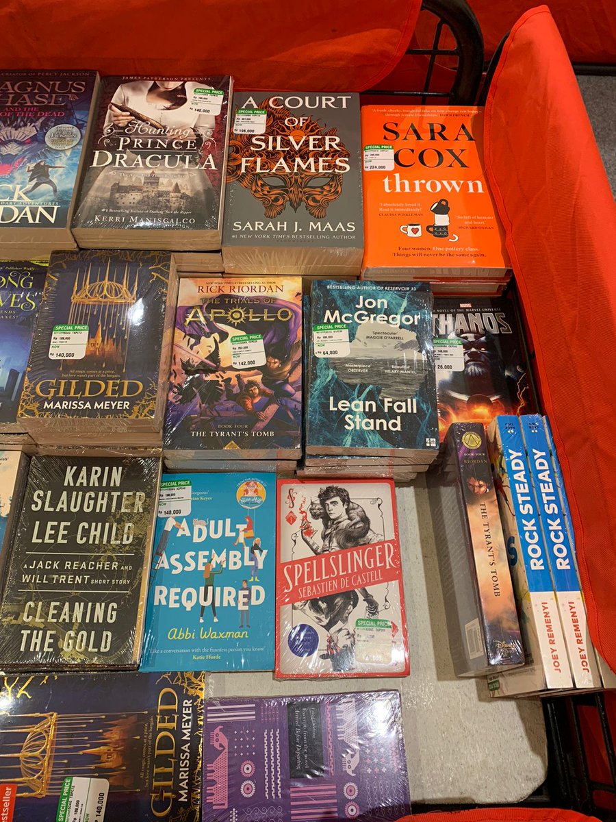 azzahrauhl's tweet photo. ‼️ open jastip periplus jakarta ‼️

selasa, 30 mei 2023
📍pengiriman seluruh indonesia

tadi ke mall, nemu ini. ternyata ada bbrp buku/novel periplus yg dapet potongan harga. siapa tau ada nyempil buku yg dicari di sini😆🤟🏻 murah lhoooo 

foto buku lainnya yg mau tau, dm aja ya https://t.co/AxqVCP9Jg9