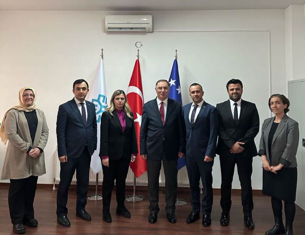 TMaarifVakfi's tweet photo. Cumhurbaşkanı Başdanışmanı ve Kamu Başdenetçisi @AvSerefMalkoc ve beraberdeki heyet, Vakfımız Kosova Ülke Temsilciliğini ziyaret ettiler.🇹🇷🇽🇰

Görüşmede Kosova’daki faaliyetlerimiz hakkında bilgi verildi.

@tmaarifKOSOVA https://t.co/AZd6LhD8ew