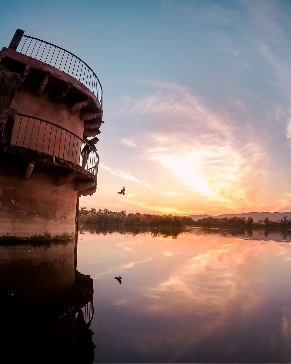 jrendezvouss's tweet photo. #sunset #evening #nft #artsofvisuals https://t.co/xwTtaprNqf
