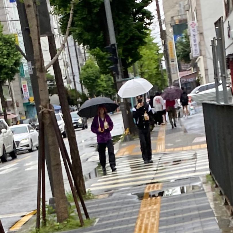 kickflip_ina's tweet photo. [📸] Seorang OP bertemu dan memotret Donghyeon dan Keiju di sebelah gedung

OP sempat berkata pada Donghyeon dan Keiju, 'Fighting. Bergembiralah.'

Mendengarnya, Donghyeon dan Keiju berhenti, mendengarkan, dan mengangguk.

(Donghyeon kemeja hitam. Keiju hoodie) https://t.co/tRjpxobhDi