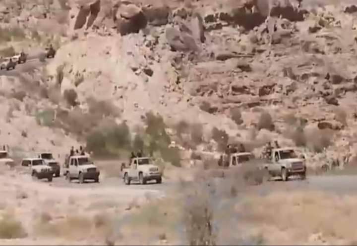 قوات درع الوطن تصل الى مفرق جردان بتجاه صحراء شبوة الحدودية مع مديرية العبر في حضرموت بقيادة القائد بشير الصبيحي لإستلام مهام تامين وادي حضرموت.
#شبوه_آمنه_بدون_سلاح