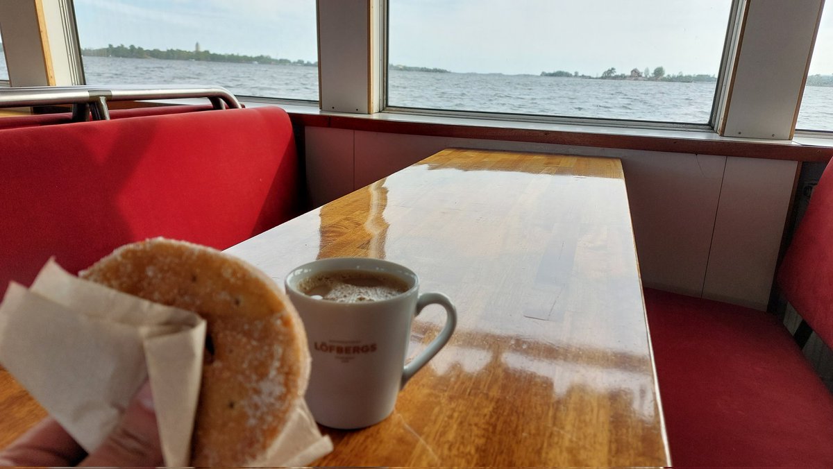 TapaniKa's tweet photo. Uusi HSL-lauttavuoro Kruunuvuorenranta-Meritullintori testattu!
Liekö ainoa @HSL_HRT-kulkupeli, jossa saa kahvia ja munkkeja?Hienosti meni JT-line!
#kovanpäivänilta #töidenjälkeen #hyte #merelle https://t.co/jh74KVYKKe