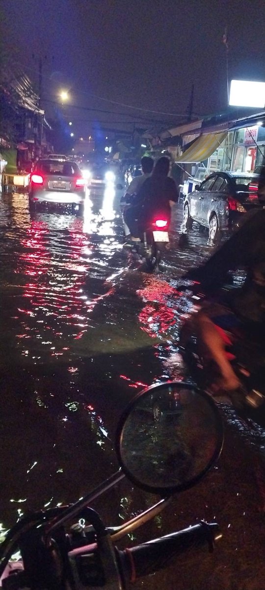 aim_theerarat's tweet photo. กรุงเทพฯ ฝนตกหนักหลายพื้นที่ ได้รับแจ้งมีน้ำขังหลายหมู่บ้าน ไฟฟ้าดับหลายจุด ผู้เกี่ยวข้องได้แจ้งหน่วยงานดูแลแก้ไขปัญหาไฟฟ้า และสนข.ลาดกระบัง เข้าพื้นที่ เร่งช่วยเหลือด่วนแล้วค่ะ ทราบว่าขณะนี้ กทม. อยู่ระหว่างลอกท่อคูคลอง ทั่วพื้นที่กรุงเทพฯ เพื่อเร่งป้องกันก่อนหน้าฝนจะมาถึง #ฝนตก https://t.co/tyKD1U8UUY