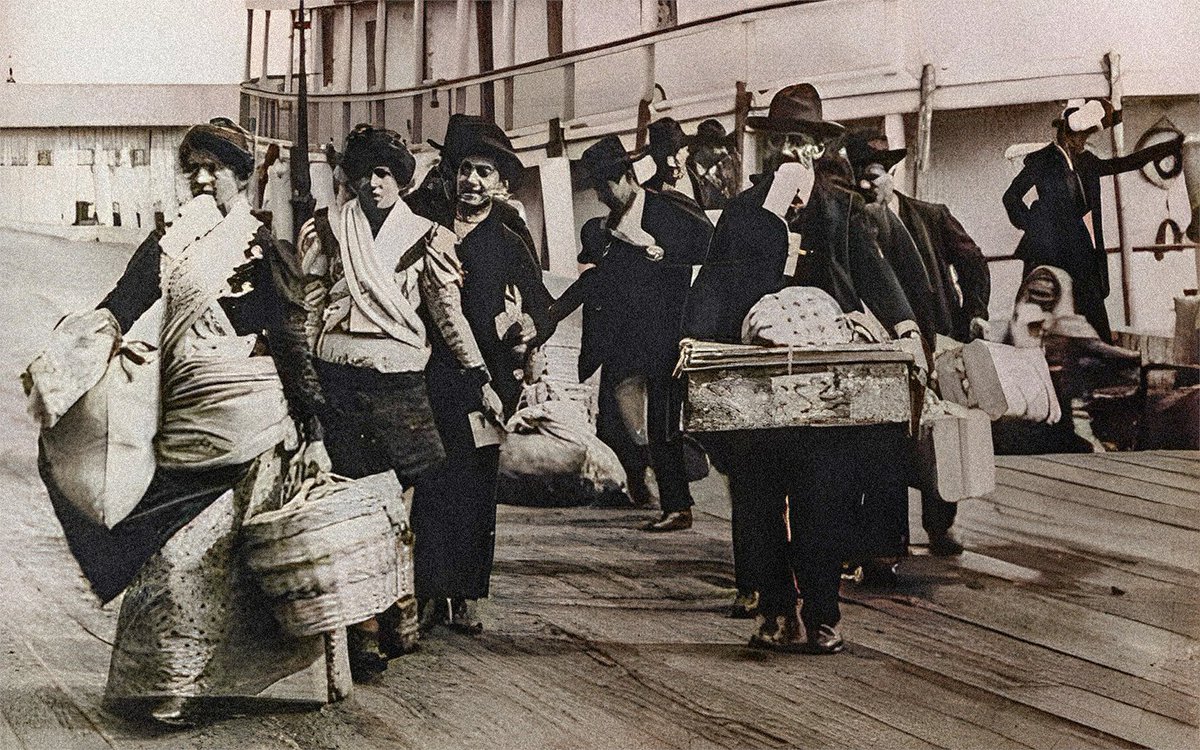 CrisantoBello's tweet photo. La presencia de italianos en Colombia se remonta al período colonial, específicamente al siglo XV. En los textos históricos, figuran nombres como Cristóbal Colón y Américo Vespucio, quienes eran navegantes, exploradores y comerciantes que llegaron a América. https://t.co/iu7QbzBL0i