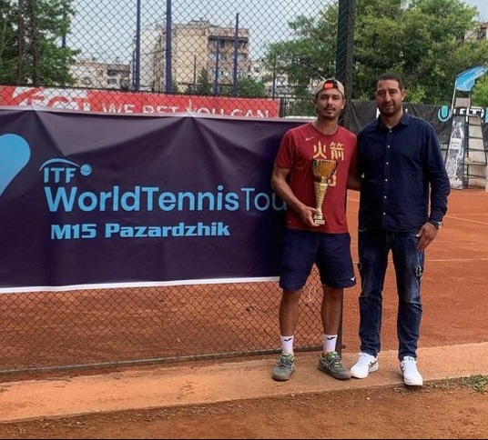 Not_Esportivas's tweet photo. ITF TENNIS!
Parabéns aos tenistas campeões do @worldtennis de M15 de Pazardzhik na Bulgaria
Simples: Matyas Fuele (🇭🇺)/ 🏆(1)
Duplas: Corentin Denolly (🇫🇷)/ @alex_knaff (🇱🇺)
#ITFTennis #tennis #PazardzhikCup #MatyasFuele #CorentinDenolly #AlexKnaff https://t.co/1y6OOvVF6t