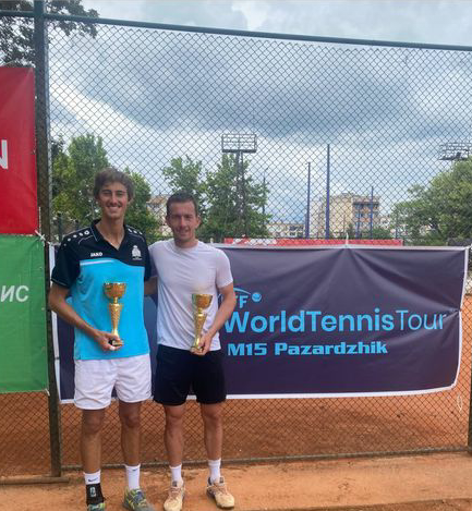 Not_Esportivas's tweet photo. ITF TENNIS!
Parabéns aos tenistas campeões do @worldtennis de M15 de Pazardzhik na Bulgaria
Simples: Matyas Fuele (🇭🇺)/ 🏆(1)
Duplas: Corentin Denolly (🇫🇷)/ @alex_knaff (🇱🇺)
#ITFTennis #tennis #PazardzhikCup #MatyasFuele #CorentinDenolly #AlexKnaff https://t.co/1y6OOvVF6t