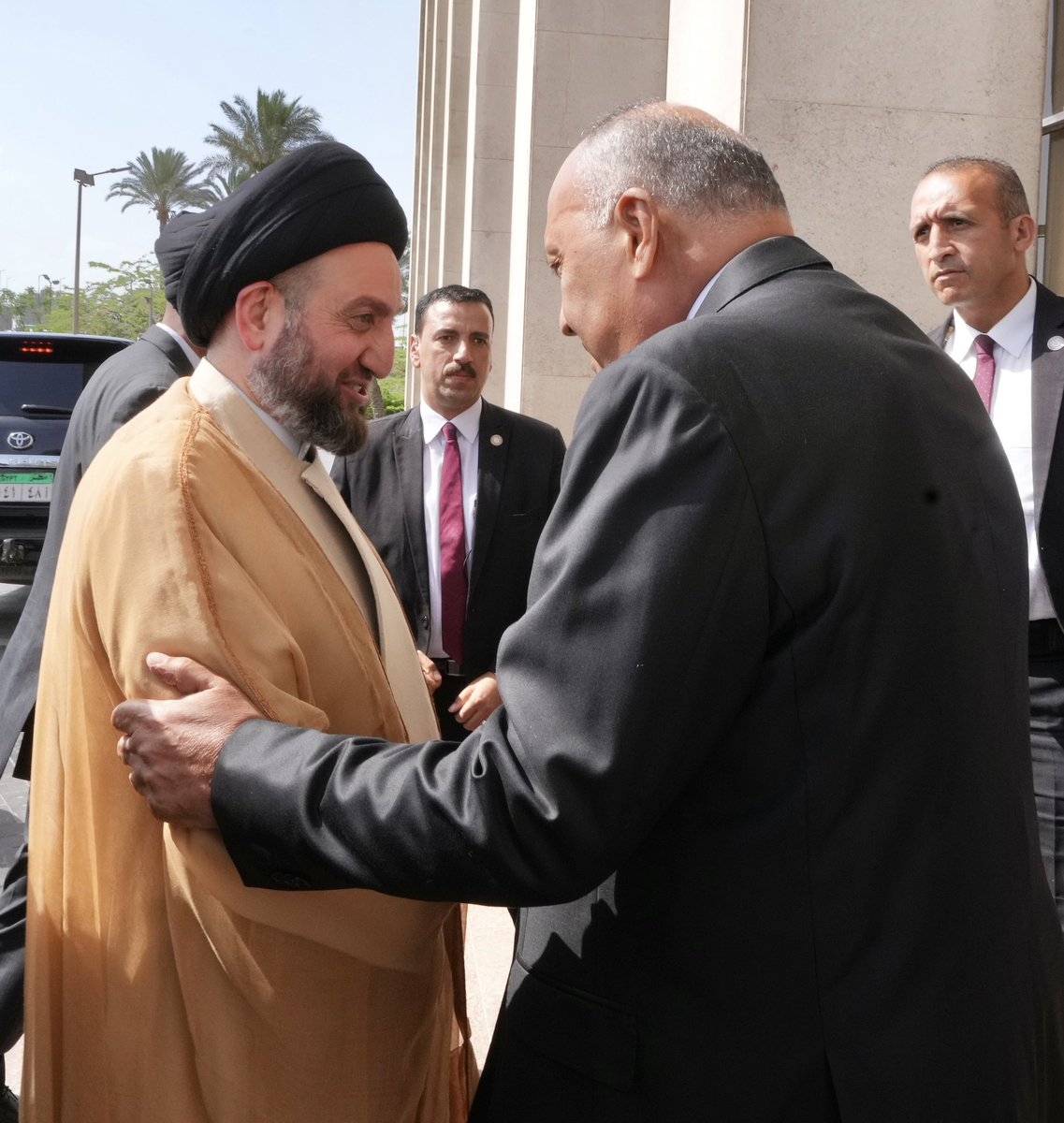 Bassam_nasralla's tweet photo. بعد ان جعل الحوار والتفاهم رمزاً لـ حكمته السياسية ، يتجاوز السيد عمار الحكيم حدود الدبلوماسية التقليدية، مُشيداً جسورًا مؤسسية مع العالم ، ليحمل بين يديه طموحات وتطلعات #العراق وشعبه ، فهو يتقن فن الدبلوماسية الحديثة ، لما يملكه من  افكار  ورؤية سياسية واضحة ، والتي تمنَحه صوتًا قويًا وموقفًا يُمثل به العراق على المسار الدولي بكل ثقة وعزم.