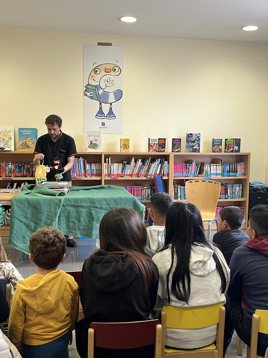 Xuntos_Oviedo's tweet photo. El pasado miércoles la biblioteca de Lázaro invitó al grupo de primaria a asistir a la actividad de cuentacuentos del narrador Carlos Alba 🏴‍☠️🧚🏼‍♀️🧸📚
¡Se lo pasaron pipa! 
#somosMaristas #SonrieMaristas #Sonriedecorazon #MaristasOviedo #infancia https://t.co/Vpy2oNqans