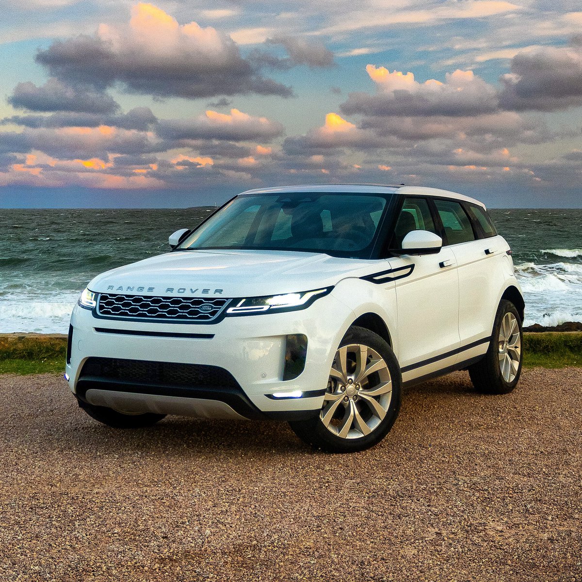AutoblogUY's tweet photo. Probamos a la variante híbrida enchufable de la segunda generación del @LandRover #RangeRover #Evoque.

Evaluación completa en https://t.co/ep0ECDCleZ, próximamente.

#LandRover #RangeRover #NewLandRover #RangeRoverEvoque2023 #L551 #SE #PHEV #P300e 🏴󠁧󠁢󠁥󠁮󠁧󠁿 🇬🇧 https://t.co/5dbIW1grzS