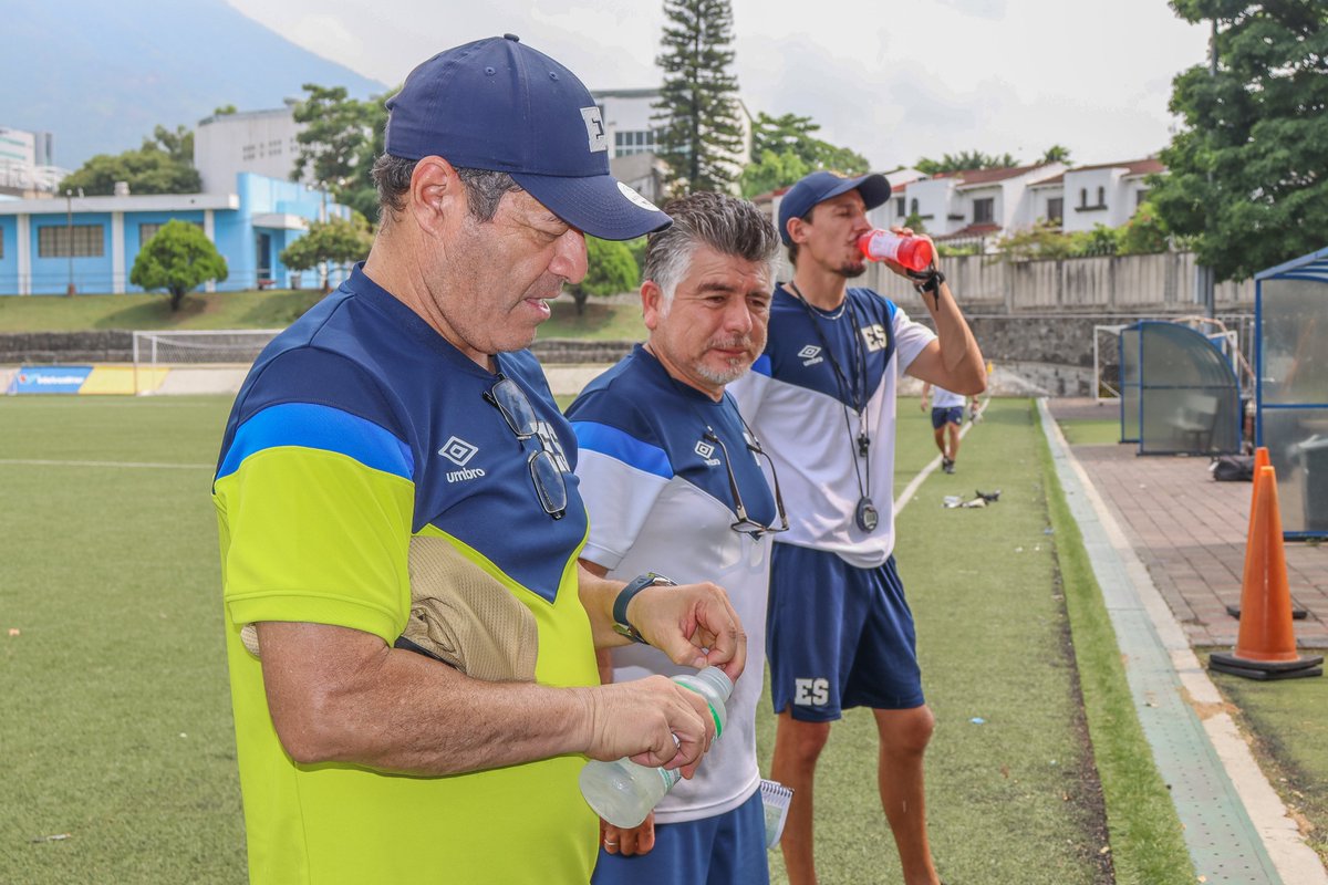 fesfut_sv's tweet photo. Nuestro patrocinador Oraldex de @labsolaris realizó activación con #LaSelectaMayor. En dicha visita los jugadores como Staff del Cuerpo Técnico degustaron de los diferentes productos de rehidratación.
#FESFUT https://t.co/thagLr1S8u