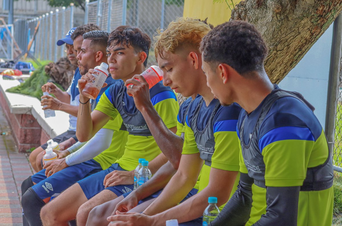 fesfut_sv's tweet photo. Nuestro patrocinador Oraldex de @labsolaris realizó activación con #LaSelectaMayor. En dicha visita los jugadores como Staff del Cuerpo Técnico degustaron de los diferentes productos de rehidratación.
#FESFUT https://t.co/thagLr1S8u