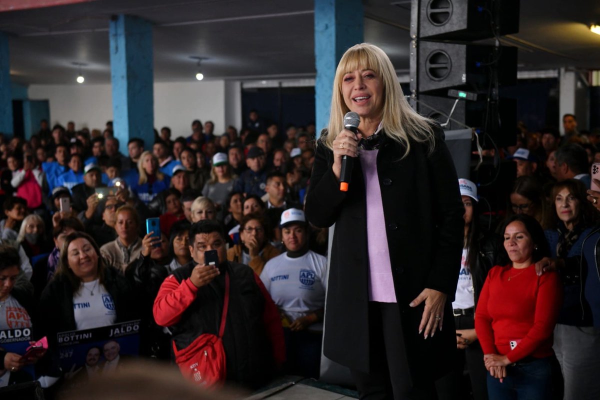 El #FrenteDeTodos se fortalece en Capital 💪🏻 

En el club El Cruce, de Villa Alem, compartimos junto a <a href="/OsvaldoJaldo/">Osvaldo Jaldo</a>, Miguel Acevedo y <a href="/RossanaChahla/">Rossana Chahla</a> un importante encuentro con integrantes del Frente Provincial, encabezado por el postulante a legislador <a href="/ARCortalezziOk/">Armando Cacho Cortalezzi</a>.