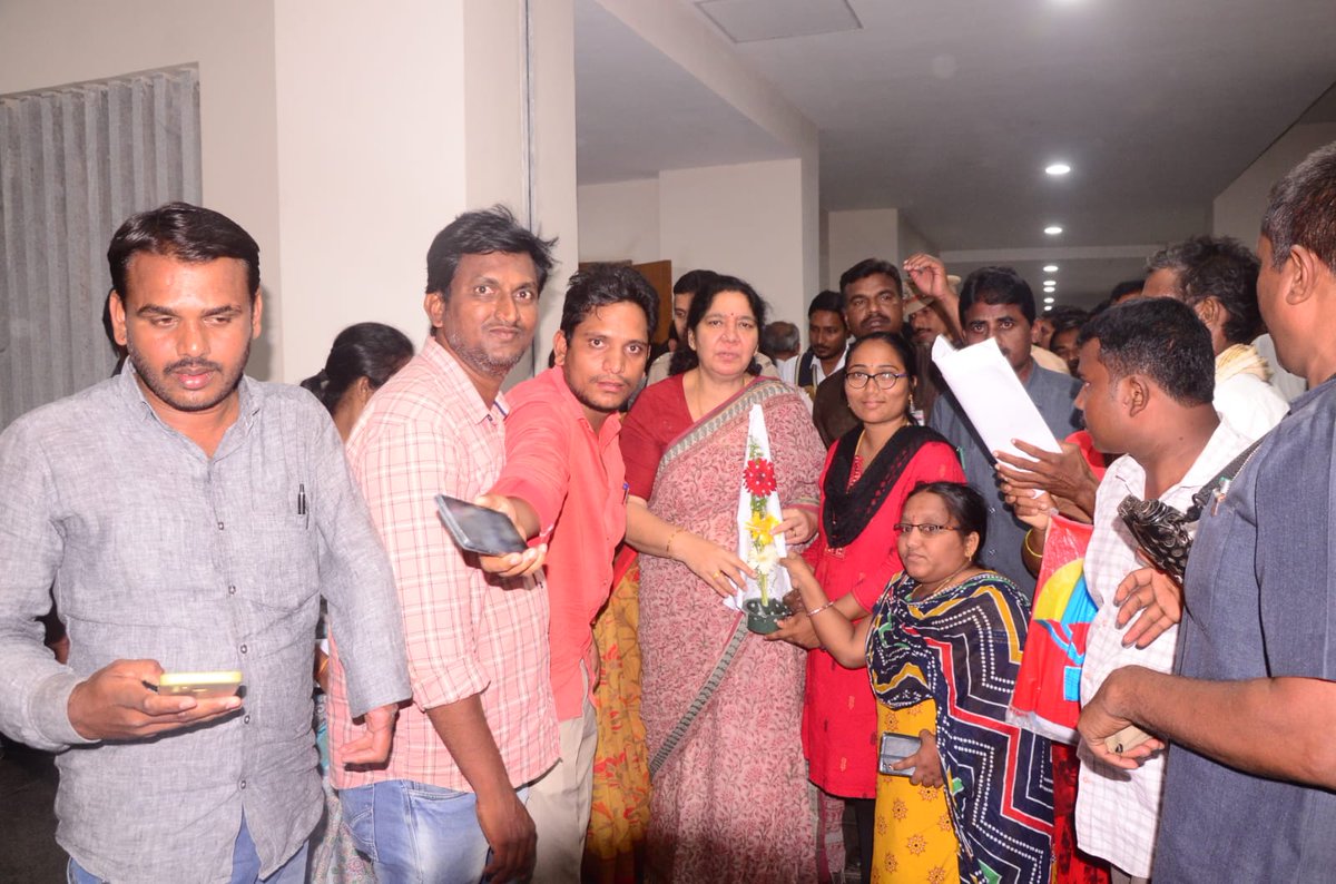 jpsmahabubabad's tweet photo. జెపియస్ ఉద్యోగ క్రమబద్దీకరణ ప్రక్రియ ప్రారంభించినందున ఈరోజు మహబూబాబాద్ లో గౌరవ పంచాయతీ రాజ్ శాఖామాత్యులు శ్రీ ఎర్రబెల్లి దయాకరరావు @EDRBRS మరియు స్త్రీ శిశు గిరిజన సంక్షేమ శాఖామాత్యులు సత్యవతి రాథోడ్ @SatyavathiTRS  గార్లకు పుష్పగుచ్చం అందించి కృతజ్ఞతలు తెలిపిన జెపియస్ ల బృందం. https://t.co/rfm3YkfIZQ
