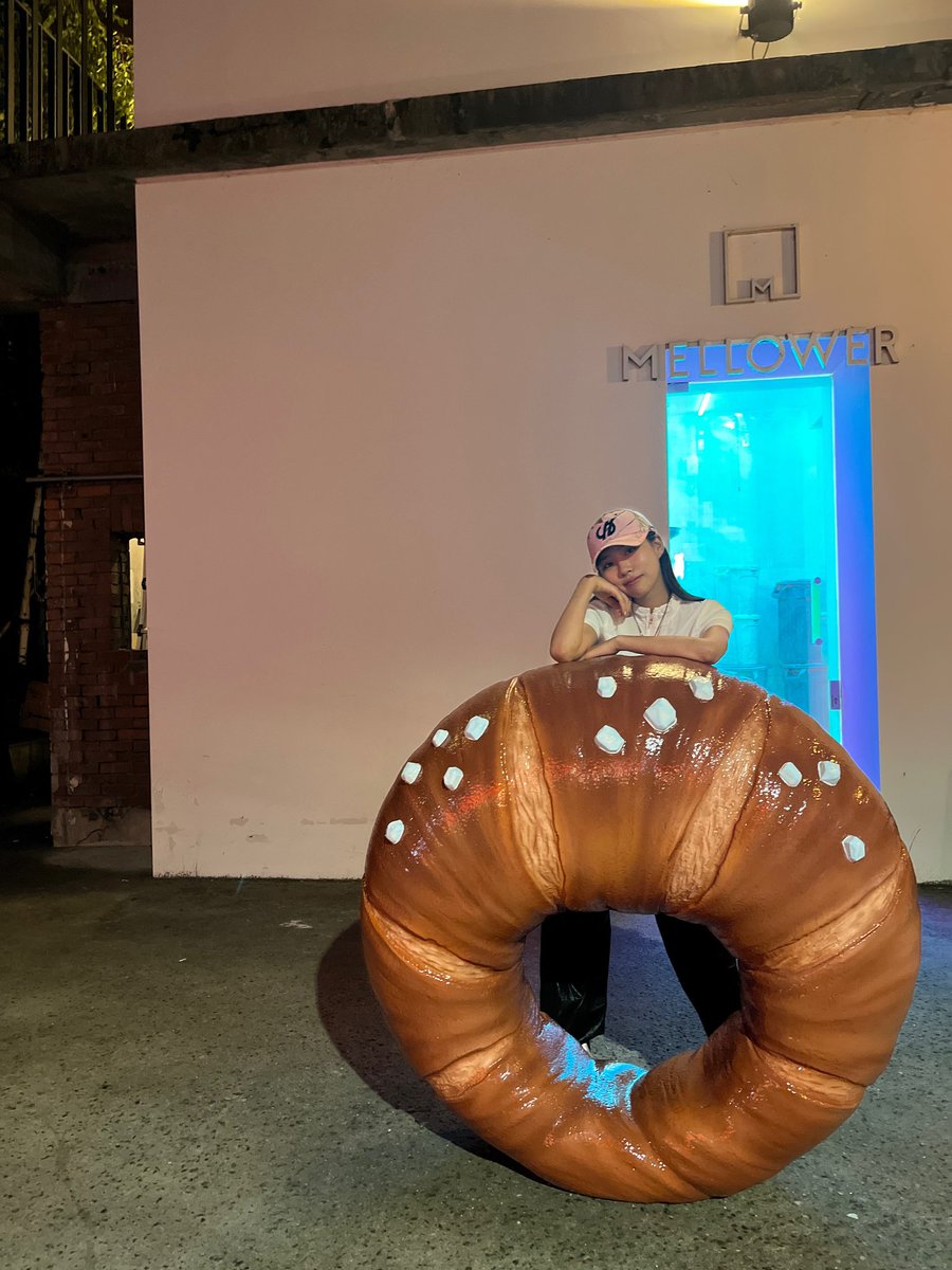 [230530 12:55AM] 🦈💭

- today's full body photos..
- i like bread~~🥖🍞🥯🥐🥨