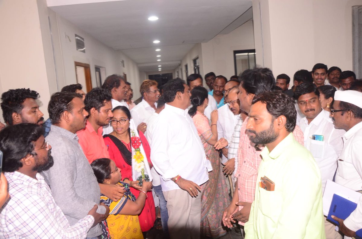 jpsmahabubabad's tweet photo. జెపియస్ ఉద్యోగ క్రమబద్దీకరణ ప్రక్రియ ప్రారంభించినందున ఈరోజు మహబూబాబాద్ లో గౌరవ పంచాయతీ రాజ్ శాఖామాత్యులు శ్రీ ఎర్రబెల్లి దయాకరరావు @EDRBRS మరియు స్త్రీ శిశు గిరిజన సంక్షేమ శాఖామాత్యులు సత్యవతి రాథోడ్ @SatyavathiTRS  గార్లకు పుష్పగుచ్చం అందించి కృతజ్ఞతలు తెలిపిన జెపియస్ ల బృందం. https://t.co/rfm3YkfIZQ
