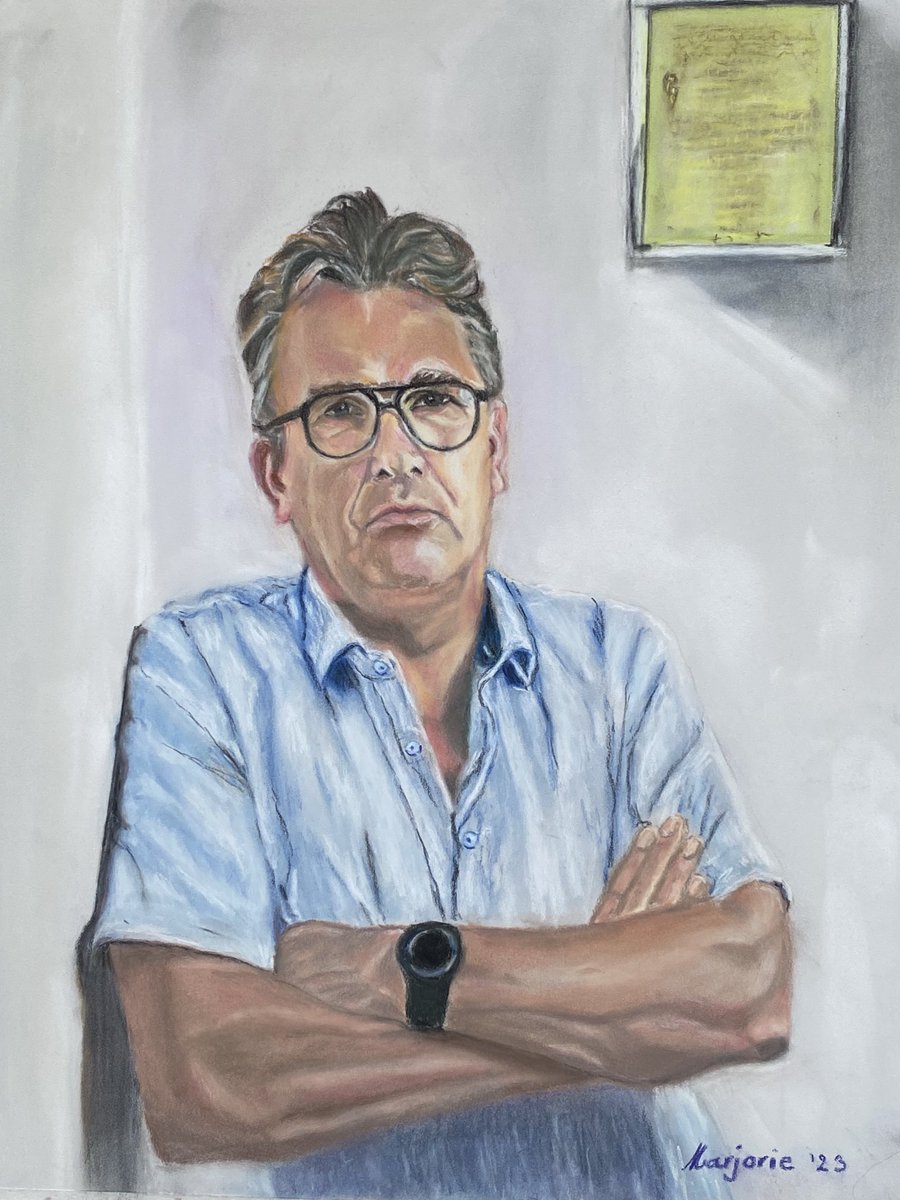 Rob Elens geportretteerd met pastelpotloden op pastelmat 30x40 met op de achtergrond de Eed van Hippocrates. Hij was een van de artsen die de eed trouw bleef.