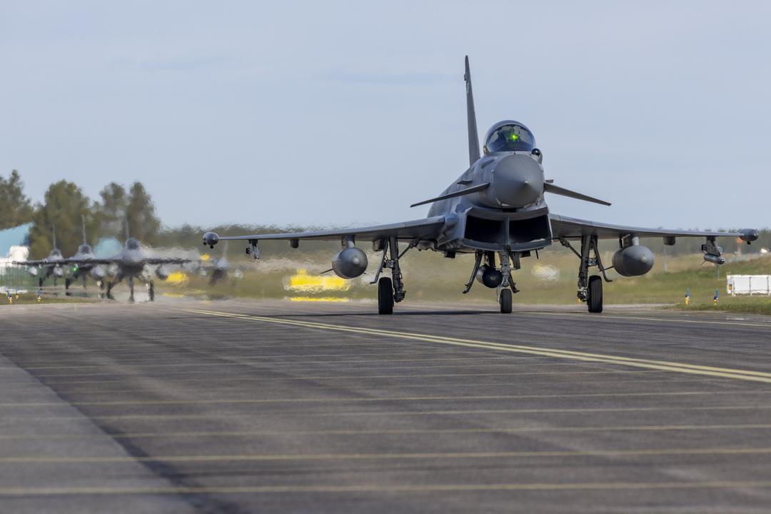 RoyalAirForce's tweet photo. RAF Typhoons, a Voyager and a team of surface-to-air missile specialists are in Sweden for an exercise across Sweden, Finland and Norway. Over 150 aircraft from 14 nations will conduct aerial warfare scenarios. 
🇬🇧🇫🇮🇸🇪🇳🇴🇩🇰🇩🇪🇫🇷🇧🇪🇮🇹🇳🇱🇨🇿🇨🇭🇨🇦🇺🇸

https://t.co/FmItmmUDzj 

#JEFTogether https://t.co/3GS1ToJns1