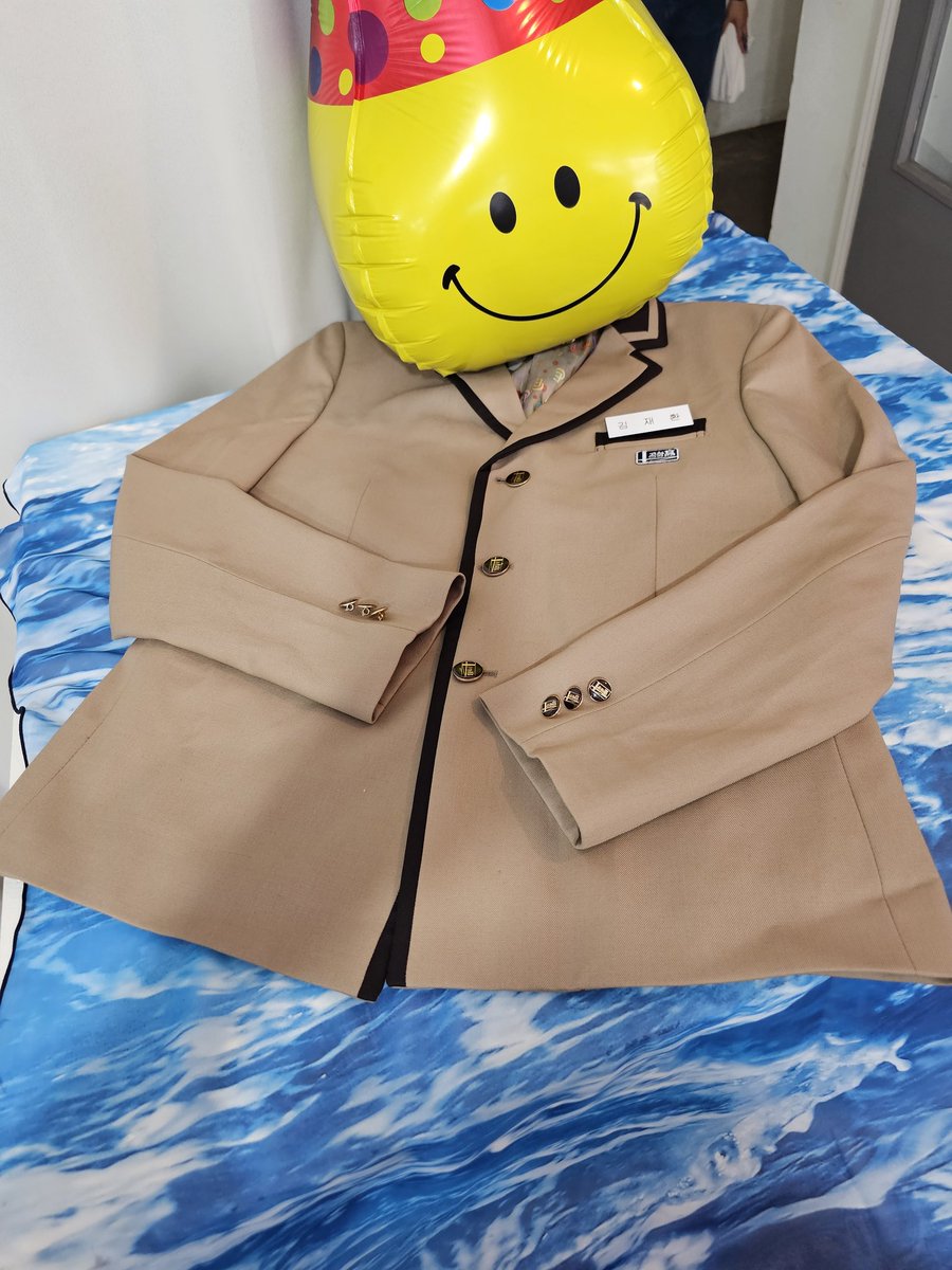 엄청난 뒷북인 생카후기🤭 첫날 갔는데.. 키링받고 싶어서 부랴부랴갔지만 11번째인 나는 너무 아쉽게두 키링선착 실패..ㅠ 하지만 들어가자마자 넘 예뻣던 재환이ㅠ 마카롱 쫄귀 ㅋㅋ 시간없어서 정신없이 보구 왔지만 온통 재환이 세상이라 행복한 시간이였다
#환희롭게_빛날_재환이의_생일날