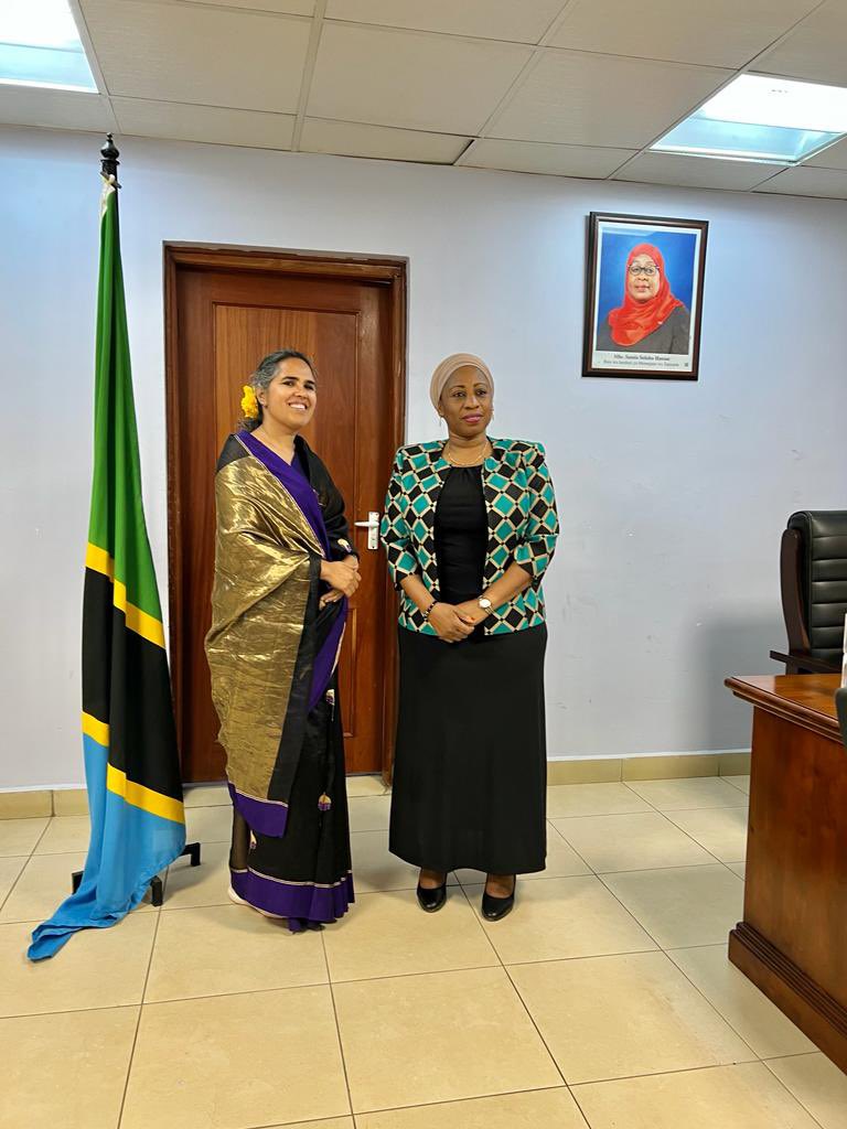 ShaliniBahuguna's tweet photo. .@UNICEFTanzania is proud to be partnering with the @wizara_afyatz to continue strengthening health care systems across 🇹🇿 to ensure equitable and quality services #ForEveryChild!
Asante @UmmyMwalimu for your continuous commitment to being a #Changemaker4Children
#OneUN https://t.co/PjsAZkPoEI