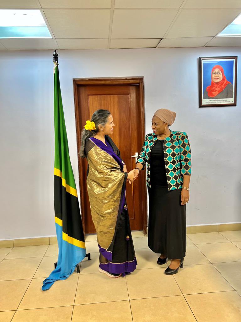 ShaliniBahuguna's tweet photo. .@UNICEFTanzania is proud to be partnering with the @wizara_afyatz to continue strengthening health care systems across 🇹🇿 to ensure equitable and quality services #ForEveryChild!
Asante @UmmyMwalimu for your continuous commitment to being a #Changemaker4Children
#OneUN https://t.co/PjsAZkPoEI