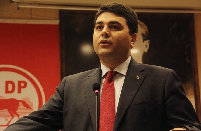 solcugazete's tweet photo. Gültekin Uysal: 

“Bu, Seçim kazandık diyenlerin kaybettiği,

Kaybettiği zannedilen Millet İttifakı ve sayın Kemal Kılıçdaroğlu’nun kazandığı bir seçimdir.” https://t.co/zztIoIvV0K