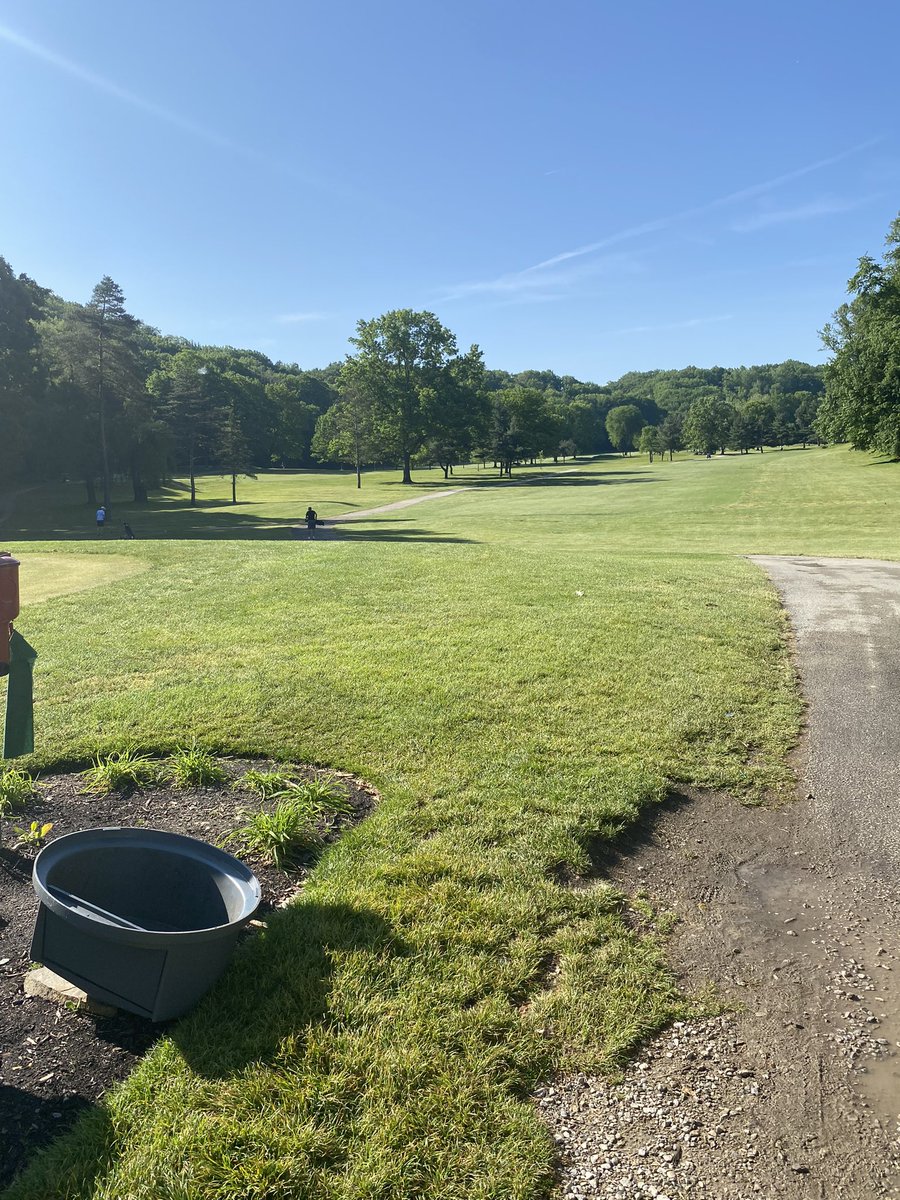 GleasonGolf's tweet photo. After the Front 9 the scores are 

Trossy: 42
Taylo:48
Xander:49
B-Rad: 52
Willy B: 57

No holes in 1
No birdies https://t.co/02Fhq2m5aj